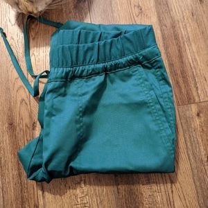 Cherokee workwear scrubs size small in hunter green.